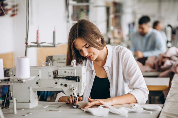 mujer trabajando en la fábrica de costura